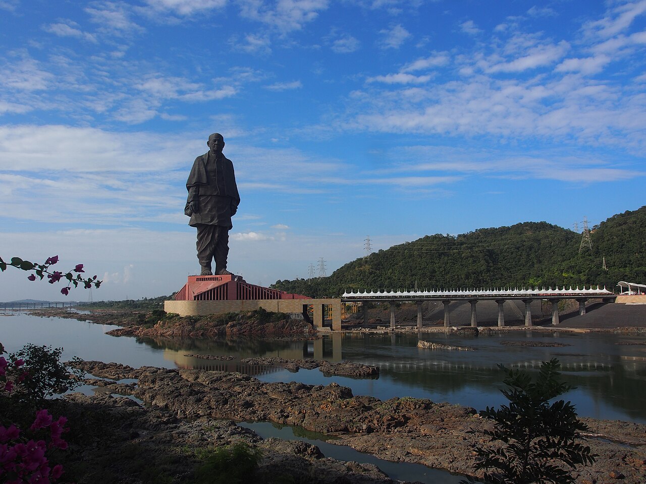 Statue of Unity background view